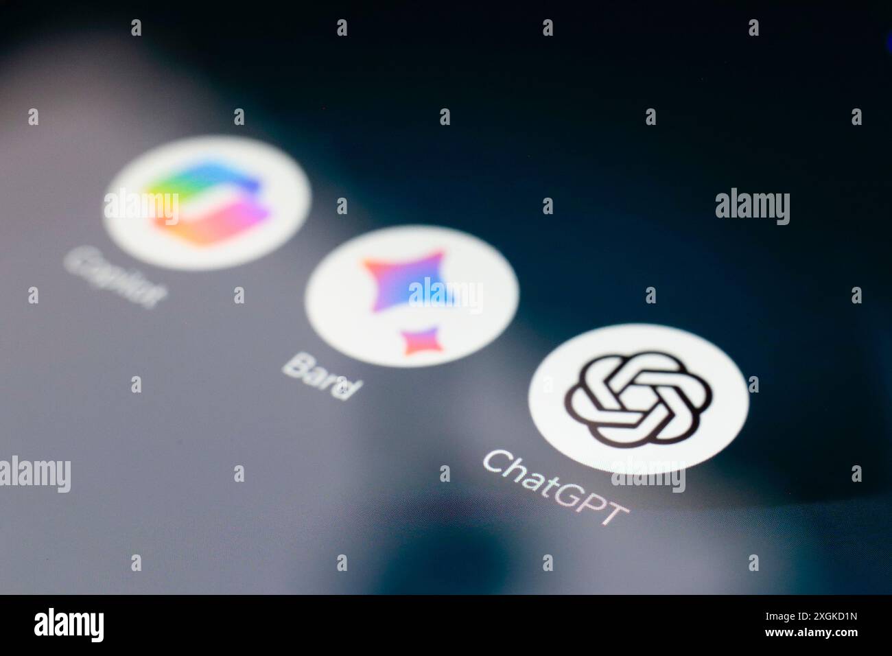 In dieser Fotoabbildung wird das Google Bard-, Microsoft Copilot- und ChatGPT-Logo (OpenAI) auf einem Smartphone-Bildschirm angezeigt. Stockfoto