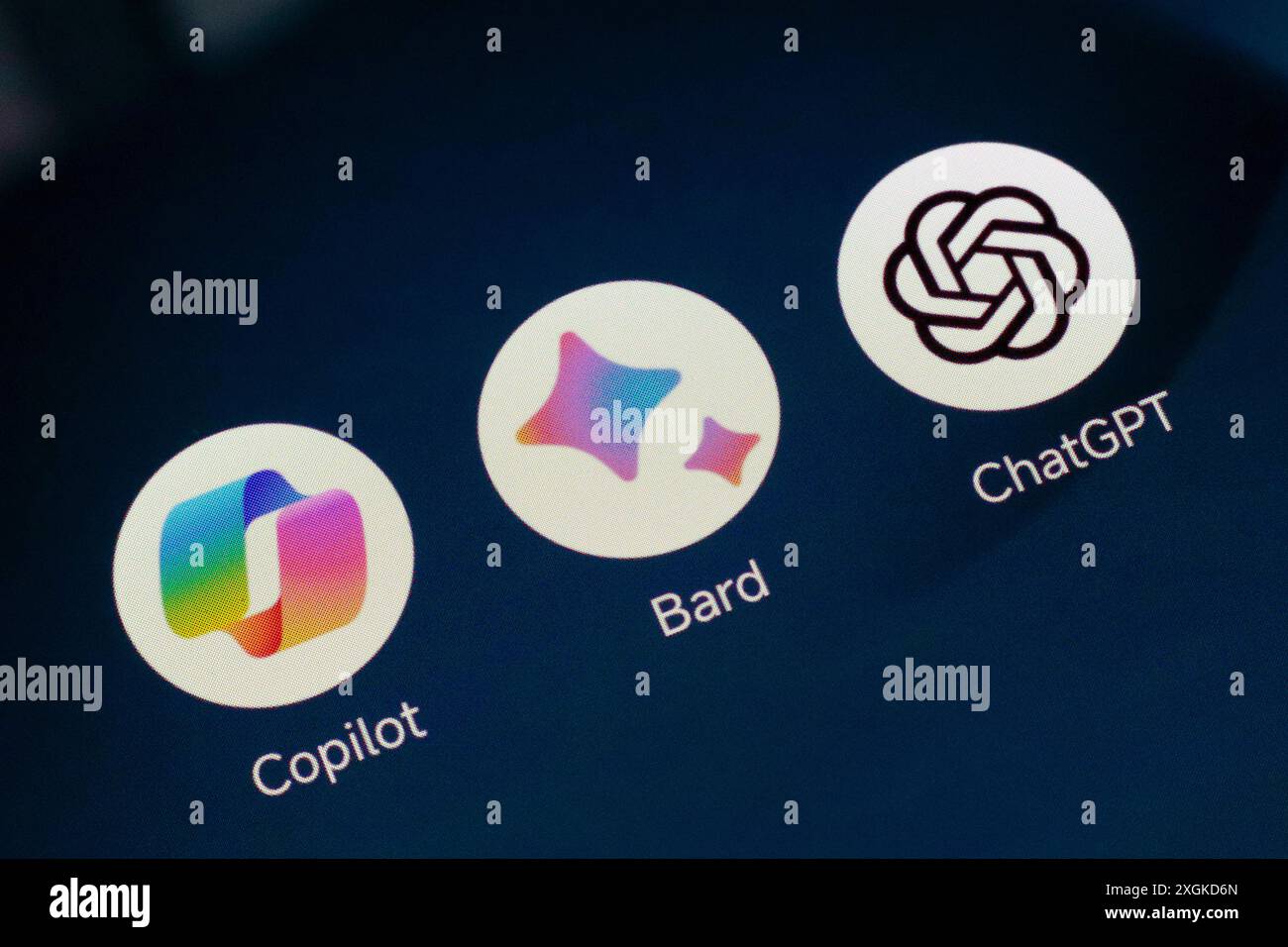 In dieser Fotoabbildung wird das Google Bard-, Microsoft Copilot- und ChatGPT-Logo (OpenAI) auf einem Smartphone-Bildschirm angezeigt. Stockfoto
