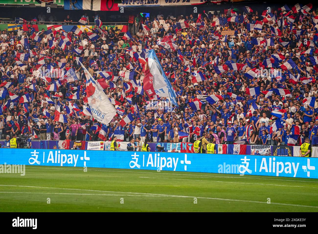 MÜNCHEN, NIEDERLANDE - 9. JULI: Fans und Fans Frankreichs schwenken Flaggen beim Halbfinalspiel der UEFA EURO 2024 zwischen Spanien und Frankreich am 9. Juli 2024 in München. (Foto von Andre Weening/Orange Pictures) Credit: Orange Pics BV/Alamy Live News Stockfoto