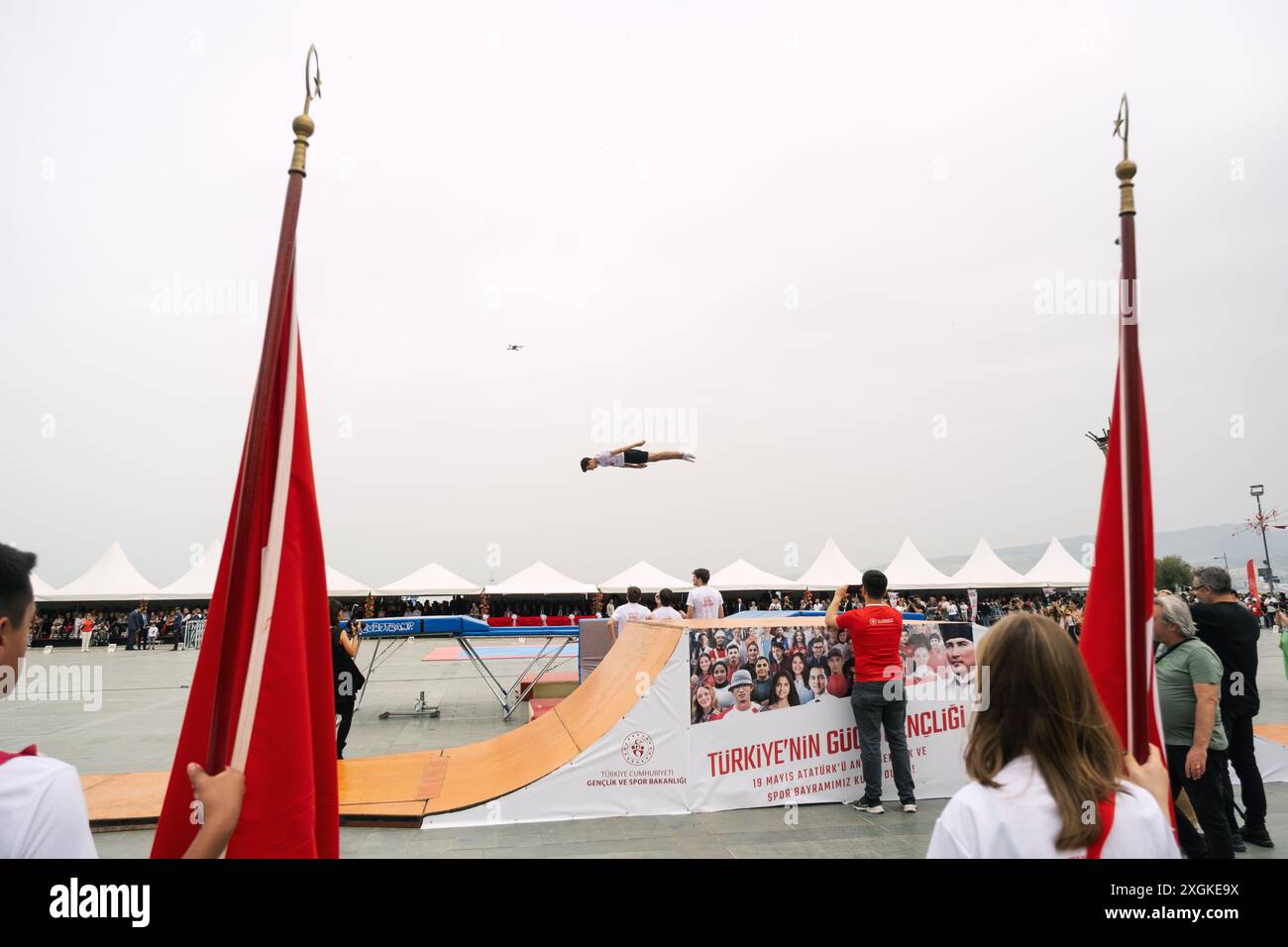 Izmir, Türkei - 19. Mai 2024: Gymnastikgruppe führt Trampolin-Sprünge während des Jugend- und Sporttags und des Atatürk-Gedenktages auf Stockfoto