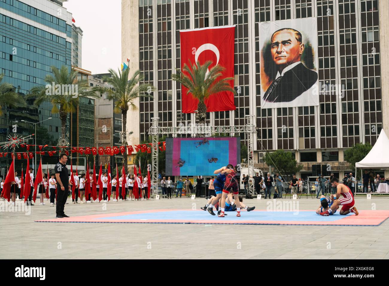 Izmir, Türkei - 19. Mai 2024: Wrestling-Studenten spielen auf der Tatami während der Feier des Jugend- und Sporttags und des Atatürk Memorial Day in Repub Stockfoto