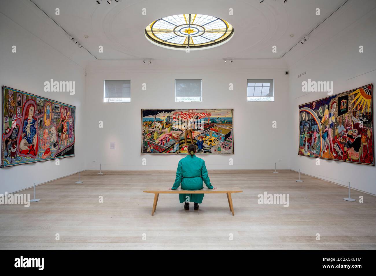 London, Großbritannien. 9. Juli 2024. Eine allgemeine Ansicht bei einer Vorschau von „Grayson Perry: The Vanity of Small Differences“, 2012, einer neuen Ausstellung im Pitzhanger Manor & Gallery in Ealing, West London. Sechs großformatige Wandteppiche des mit dem Turner-Preis ausgezeichneten Künstlers, inspiriert von William Hogarths A Rake’s Progress (die Geschichte von Tom Rakewell im 18. Jahrhundert), sind zu sehen, wo Hogarths A Rake’s Progress vor 222 Jahren von Sir John Soanes Frau gekauft wurde, um in Pitzhanger ausgestellt zu werden. Die Ausstellung findet vom 10. Juli bis 8. Dezember 2024 statt. Quelle: Stephen Chung / Alamy Live News Stockfoto