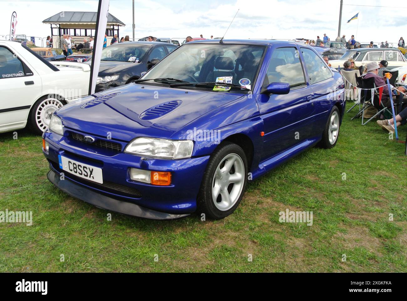 Ein Ford Escort RS Cosworth aus dem Jahr 1995 parkte auf der englischen Oldtimer-Ausstellung Riviera in Paignton, Devon, England, Großbritannien. Stockfoto