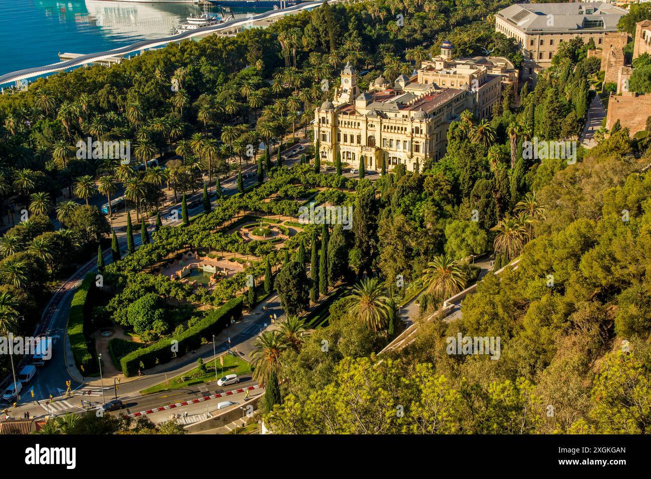 Ayuntamiento de Málaga (Rathaus von Malaga) und Pedro Luis Alonso Gärten (Jardines de Pedro Luis Alonso), Malaga, spanien. Stockfoto