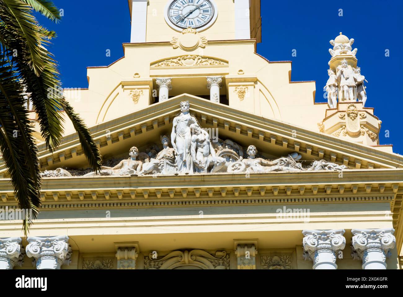 Ayuntamiento de Málaga (Rathaus von Malaga) oder La Casona del Parque (Villa im Park) und Pedro Luis Alonso Gärten malaga, spanien. Stockfoto