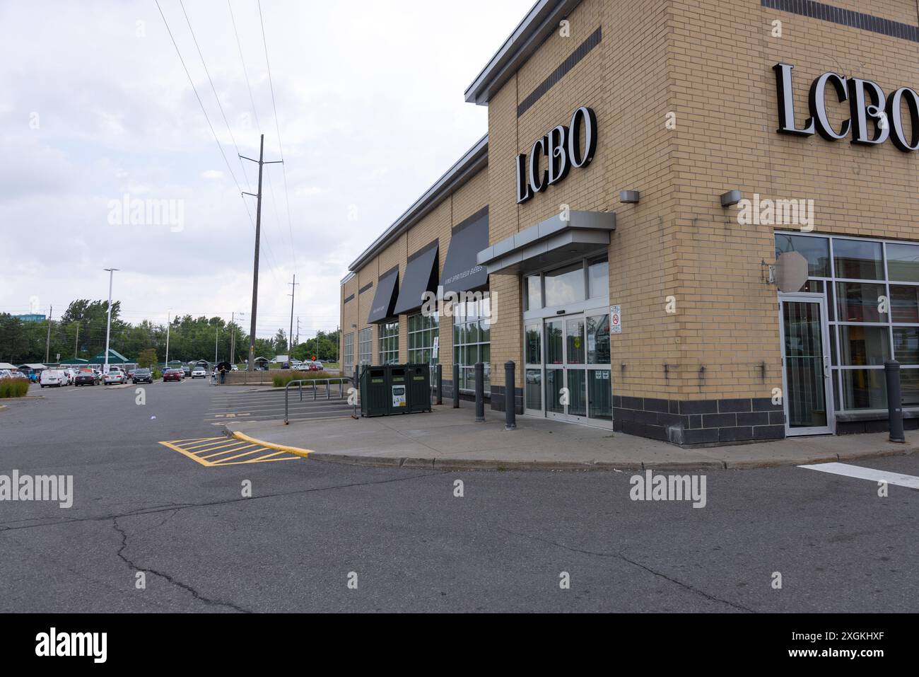 Ottawa, Ontario, Kanada - 9. Juli 2024 alle LCBO-Filialen sind wegen Regionalstreiks geschlossen. Dieser Store wird geschlossen, während die Verhandlungen am 5. Tag stattfinden. Mit einem leeren Parkplatz bringen lokale Brauereien mehr Bargeld ein. Dieser Laden befindet sich im Gloucester Centre 1130 Blair Rd Ottawa. Quelle: Tim Bolton-Gowling / Alamy Live News Stockfoto