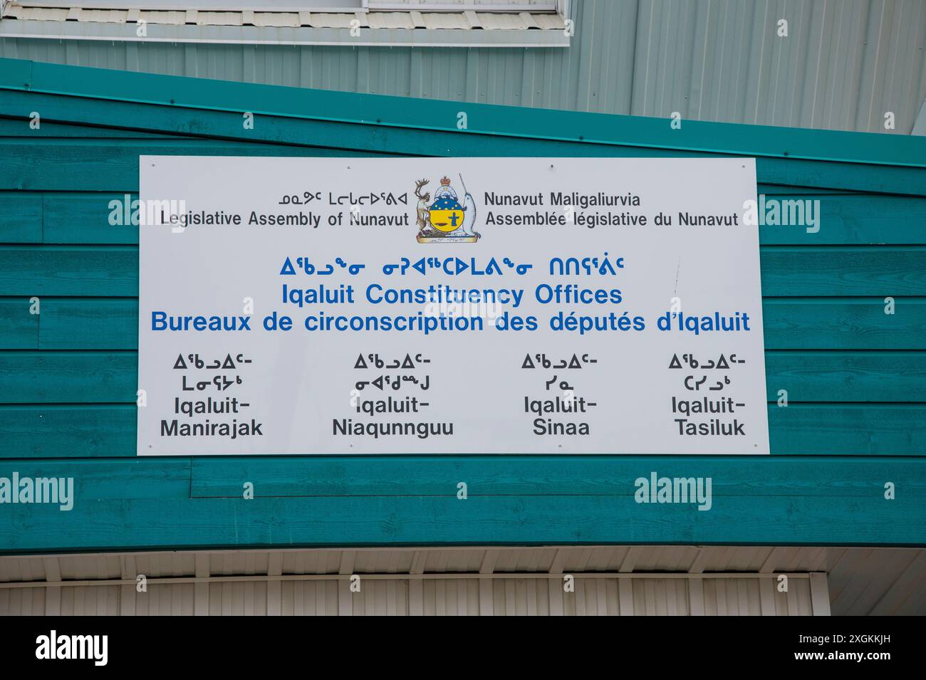 Die mehrsprachigen Büros des Wahlkreises Iqaluit unterzeichnen sich auf Englisch, Französisch und Inuktitut im Parole Office-Gebäude in Iqaluit, Nunavut, Kanada Stockfoto