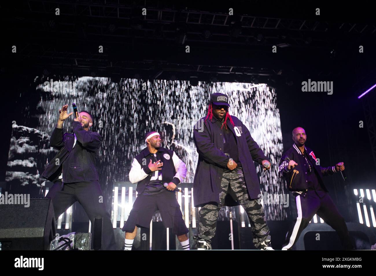 Edinburgh, Großbritannien. , . JLS tritt auf der Bühne während des Esplanade-Konzerts von Edinburgh Castle auf. Bild: (L-R) Aston Merrygold, JB Gill, Orits Williams und Marvin Humes. Bildnachweis: Pako Mera/Alamy Live News Stockfoto