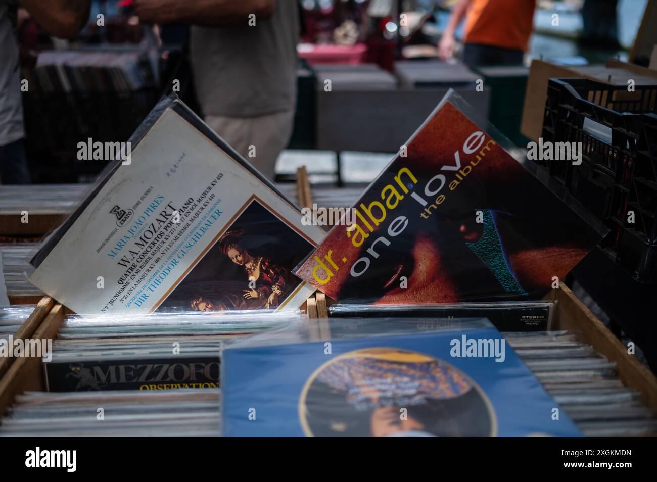 Schallplatten zum Verkauf auf Straßen- und Flohmärkten in Aveiro, Portugal Stockfoto