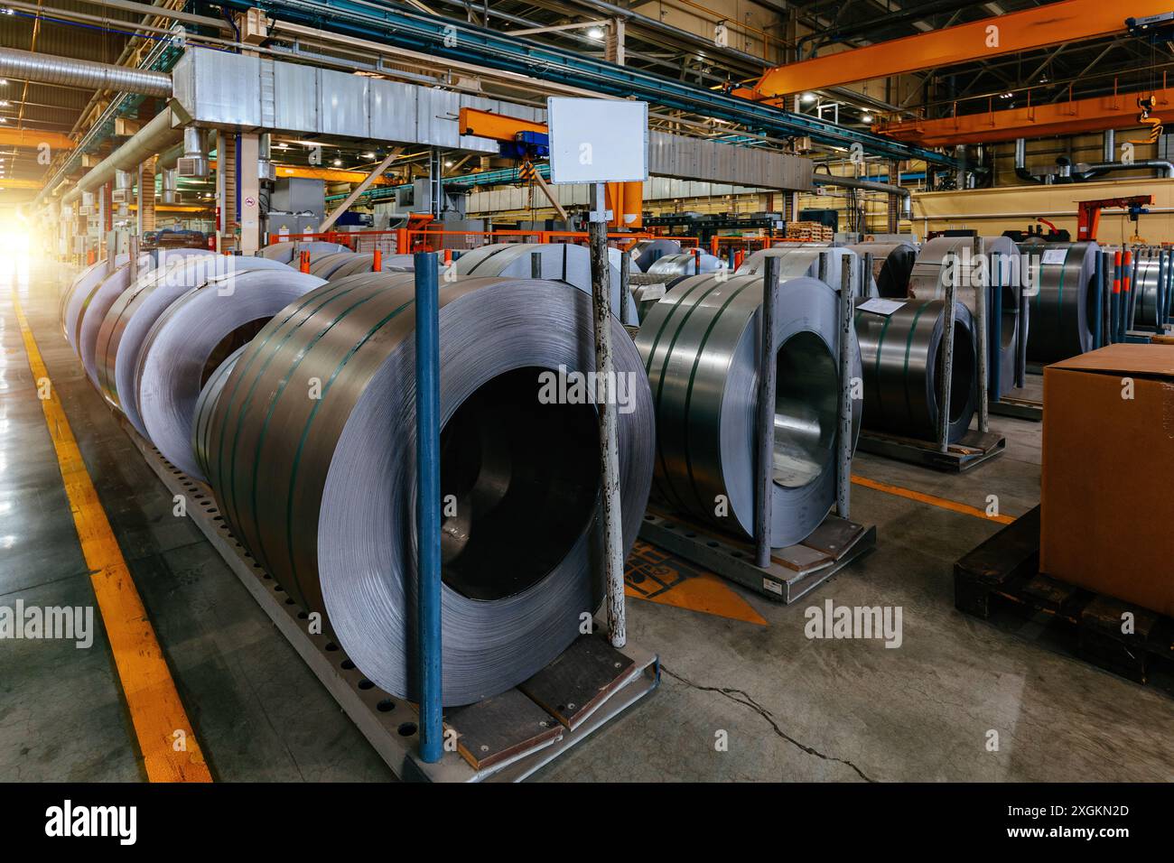 Rolle von verzinkten Stahlblechen in der Metallverarbeitung. Stockfoto