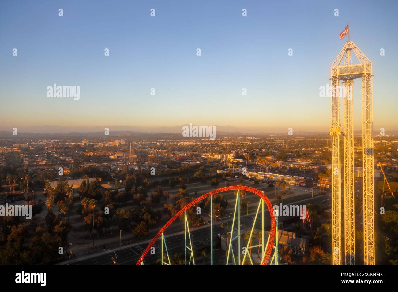 Blick auf Knott's Berry Farm und seine Umgebung von Sky Cabin in Buena Park, Kalifornien Stockfoto