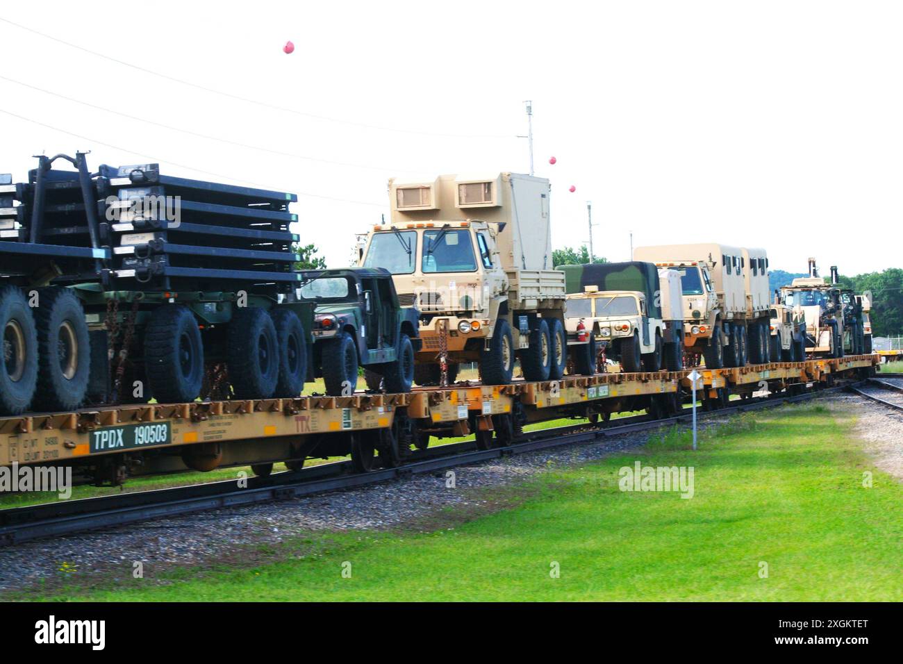 Einige der über 800 Ausrüstungsgegenstände und Fahrzeuge des 32. Infanterie-Brigade-Kampfteams der Wisconsin National Guard werden am 8. Juli 2024 als Teil einer Eisenbahnbewegung in Fort McCoy, Wiss, gezeigt. Die Ausrüstung kehrte von der Trainingsrotation zurück, die 32. War ein Teil der im Süden der Vereinigten Staaten. Die Bewegung, die von der 32. Und der Wisconsin National Guard durchgeführt und koordiniert und von Fort McCoy unterstützt wurde, war die größte ihrer Art in der Geschichte der Wisconsin Guard, sagten Beamte. (Foto: Scott T. Sturkol, Public Affairs Office, Fort McCoy, Wis Stockfoto