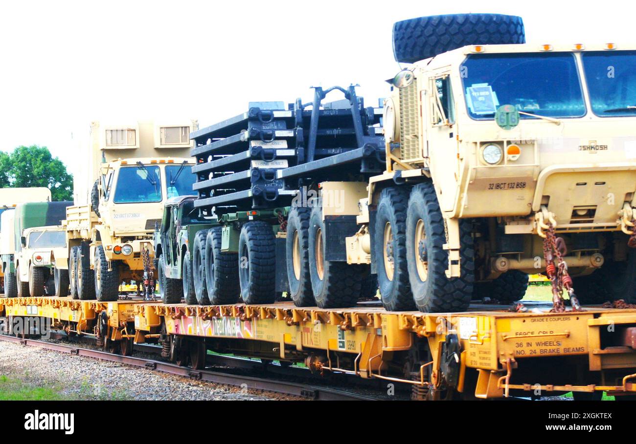 Einige der über 800 Ausrüstungsgegenstände und Fahrzeuge des 32. Infanterie-Brigade-Kampfteams der Wisconsin National Guard werden am 8. Juli 2024 als Teil einer Eisenbahnbewegung in Fort McCoy, Wiss, gezeigt. Die Ausrüstung kehrte von der Trainingsrotation zurück, die 32. War ein Teil der im Süden der Vereinigten Staaten. Die Bewegung, die von der 32. Und der Wisconsin National Guard durchgeführt und koordiniert und von Fort McCoy unterstützt wurde, war die größte ihrer Art in der Geschichte der Wisconsin Guard, sagten Beamte. (Foto: Scott T. Sturkol, Public Affairs Office, Fort McCoy, Wis Stockfoto