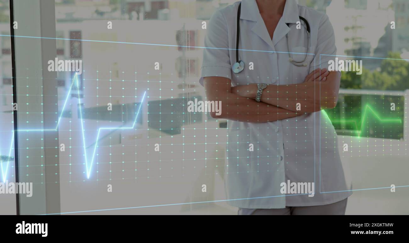Bild des Herzfrequenzmontiors gegen Porträt einer kaukasischen Ärztin, die im Krankenhaus lächelt Stockfoto