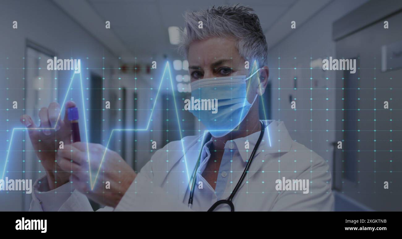 Bild eines Pulsmontior gegen eine kaukasische Ärztin, die eine Fläschchenflasche im Krankenhaus hält Stockfoto