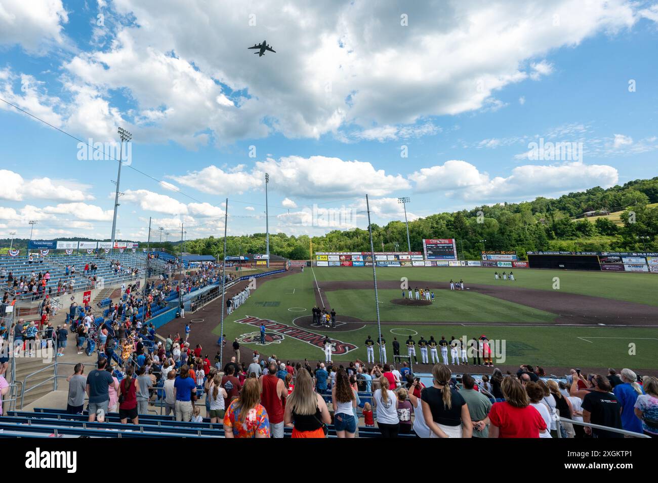 Ein C-17 Globemaster III, der dem 911th Airlift Wing zugewiesen wurde, fliegt am 7. Juli 2024 über ein Baseballspiel der Washington Wild Things im Wild Things Park, Washington, Pennsylvania. Die 758th Airlift Squadron führte den Überflug durch, um das Opfer von mehr als 150 Gold Star Familien zu ehren, die am Spiel teilnahmen. (Foto der U.S. Air Force von Tech. Herr Lucas M. Weber) Stockfoto
