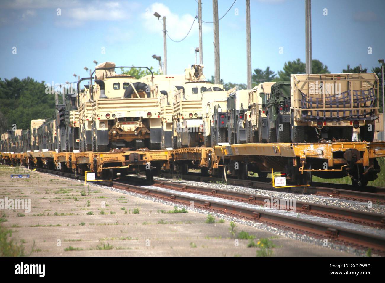 Einige der über 800 Ausrüstungsgegenstände und Fahrzeuge des 32. Infanterie-Brigade-Kampfteams der Wisconsin National Guard werden am 8. Juli 2024 als Teil einer Eisenbahnbewegung in Fort McCoy, Wiss, gezeigt. Die Ausrüstung kehrte von der Trainingsrotation zurück, die 32. War ein Teil der im Süden der Vereinigten Staaten. Die Bewegung, die von der 32. Und der Wisconsin National Guard durchgeführt und koordiniert und von Fort McCoy unterstützt wurde, war die größte ihrer Art in der Geschichte der Wisconsin Guard, sagten Beamte. (Foto: Scott T. Sturkol, Public Affairs Office, Fort McCoy, Wis Stockfoto