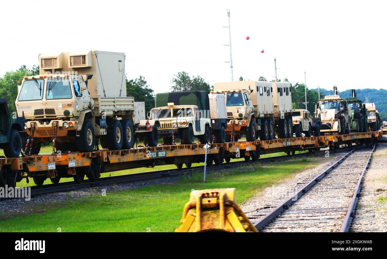Einige der über 800 Ausrüstungsgegenstände und Fahrzeuge des 32. Infanterie-Brigade-Kampfteams der Wisconsin National Guard werden am 8. Juli 2024 als Teil einer Eisenbahnbewegung in Fort McCoy, Wiss, gezeigt. Die Ausrüstung kehrte von der Trainingsrotation zurück, die 32. War ein Teil der im Süden der Vereinigten Staaten. Die Bewegung, die von der 32. Und der Wisconsin National Guard durchgeführt und koordiniert und von Fort McCoy unterstützt wurde, war die größte ihrer Art in der Geschichte der Wisconsin Guard, sagten Beamte. (Foto: Scott T. Sturkol, Public Affairs Office, Fort McCoy, Wis Stockfoto
