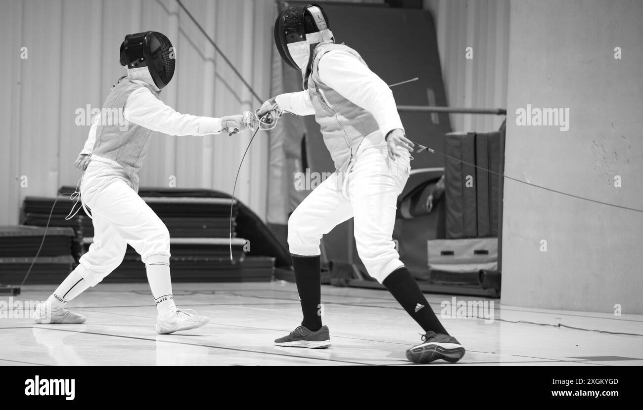 USA – 20. Juni 2024: Out of Nowhere Fencing bietet Unterricht im Fechten für alle Niveaus unter dem wachsamen Auge von Trainer Davi Stockfoto