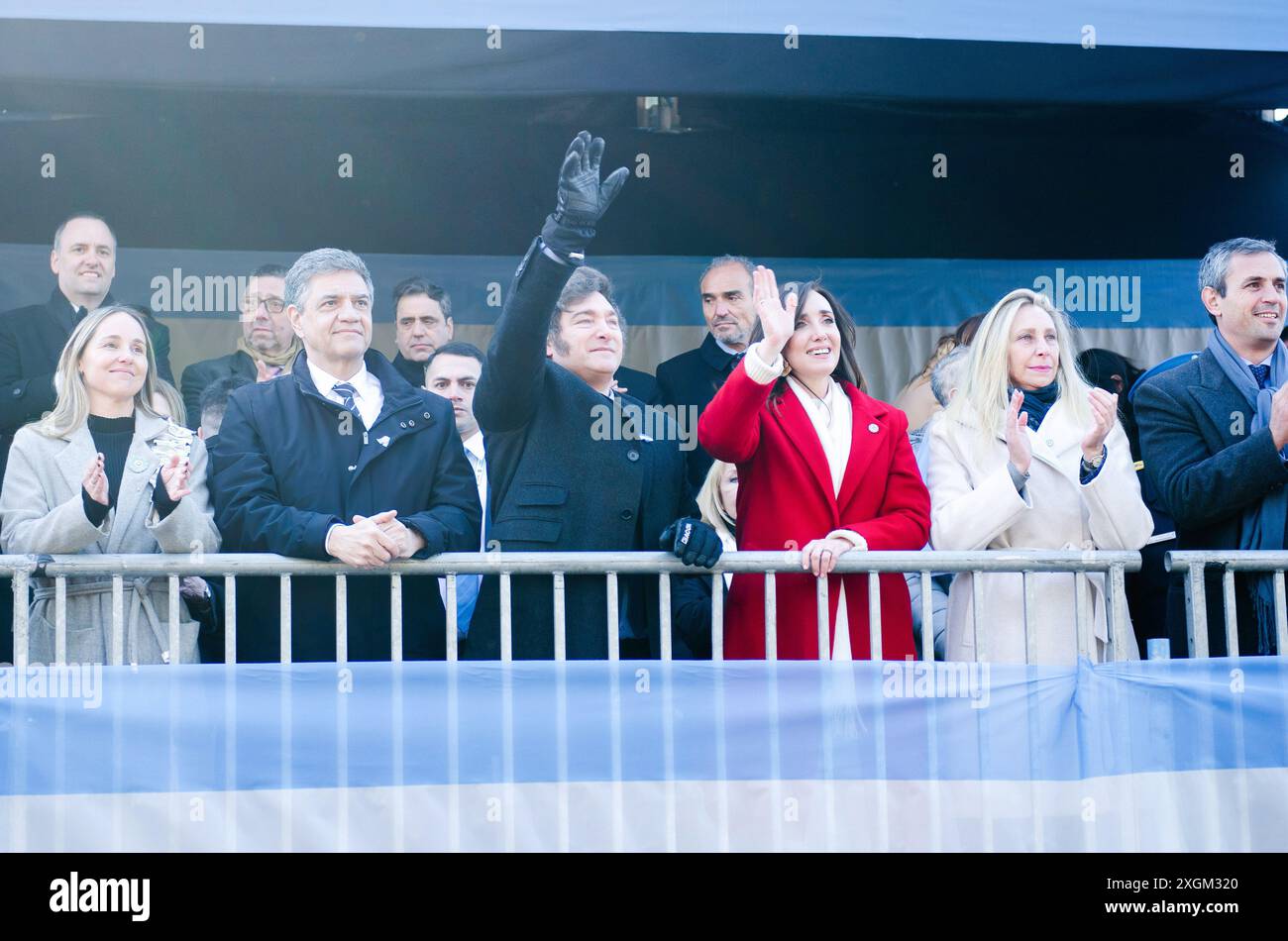 Präsident Javier Milei (C) begrüßt die Truppen, die an der Parade teilgenommen haben, zusammen mit Jorge Macri (L2) (Regierungschef der Stadt Buenos Aires) und Victoria Villarruel (R3) (Vizepräsidentin der Nation), und Karina Milei (R2) (Generalsekretärin der Präsidentschaft der Nation) während des 208. Jahrestages der argentinischen Republik. Präsident Javier Milei leitete die Feierlichkeiten zum 208. Jahrestag der Unabhängigkeit der Argentinischen Republik, begleitet von einer Parade von mehr als 7.000 Soldaten der verschiedenen Streitkräfte. (Foto: Nehuen Rovediello/SOPA Images/SIPA USA) Stockfoto