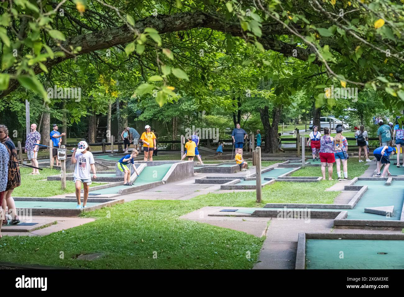 Große Familientreffen spielen Minigolf am 4. Juli, dem Unabhängigkeitstag, im Vogel State Park in Blairsville, Georgia. (USA) Stockfoto