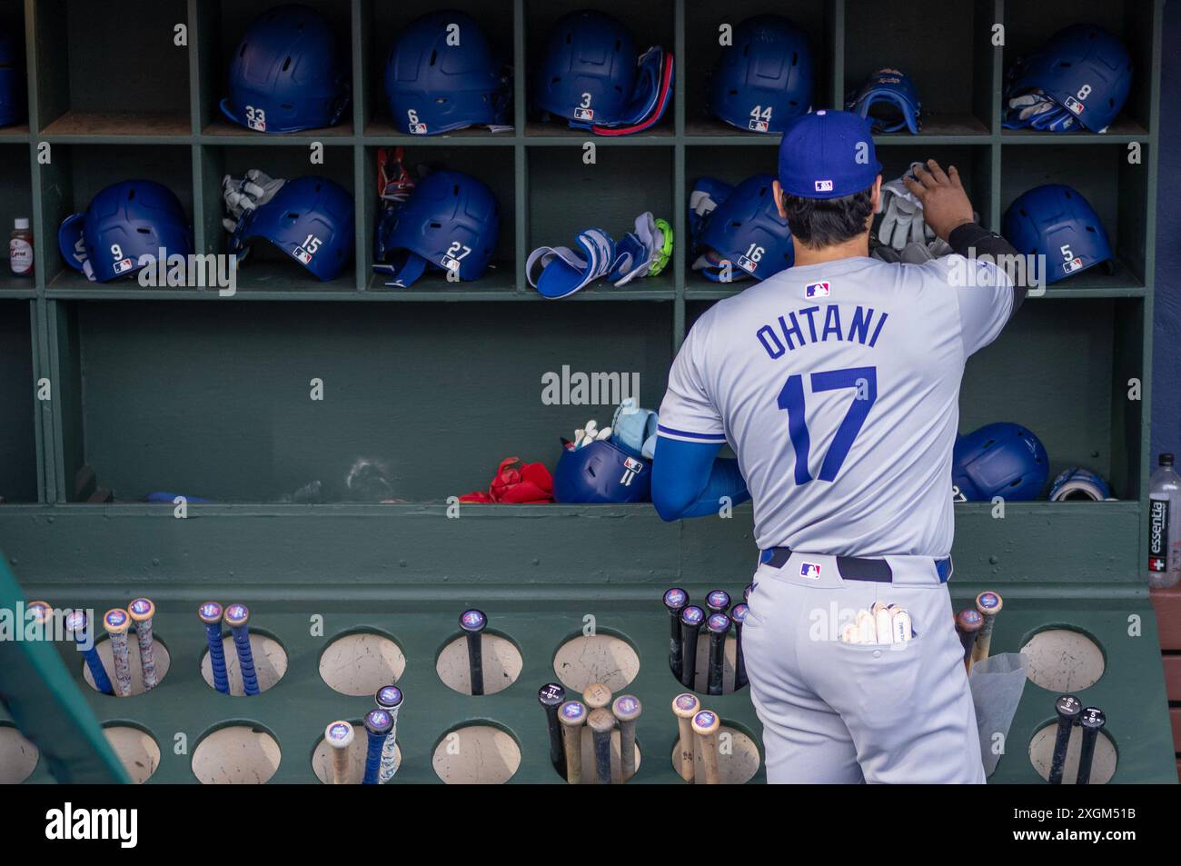 Philadelphia, Usa. Juli 2024. Los Angeles Dodgers ernannte Hitter Shohei Ohtani (17) tritt am Dienstag, den 9. Juli 2024 in Philadelphia in das Dugout ein, bevor ein MLB-Baseballspiel gegen die Philadelphia Phillies in Philadelphia beginnt. Foto: Laurence Kesterson/UPI Credit: UPI/Alamy Live News Stockfoto