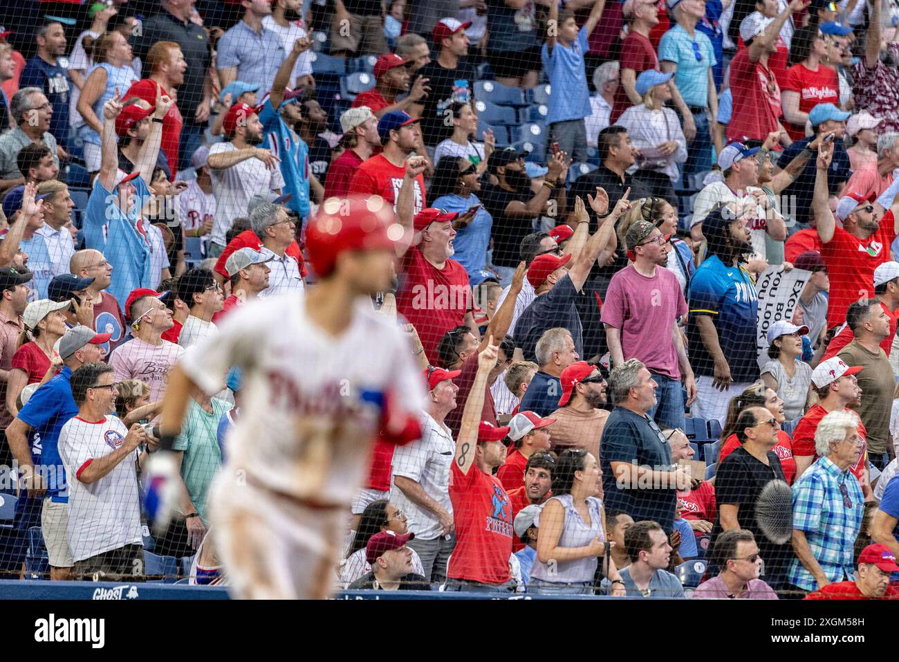 Philadelphia, Usa. Juli 2024. Die Fans jubeln, nachdem TREA Turner von Philadelphia Phillies am Dienstag, den 9. Juli 2024, einen Grand Slam Home Run im vierten Inning eines MLB-Baseballspiels gegen die Los Angeles Dodgers in Philadelphia geschlagen hat. Foto: Laurence Kesterson/UPI Credit: UPI/Alamy Live News Stockfoto