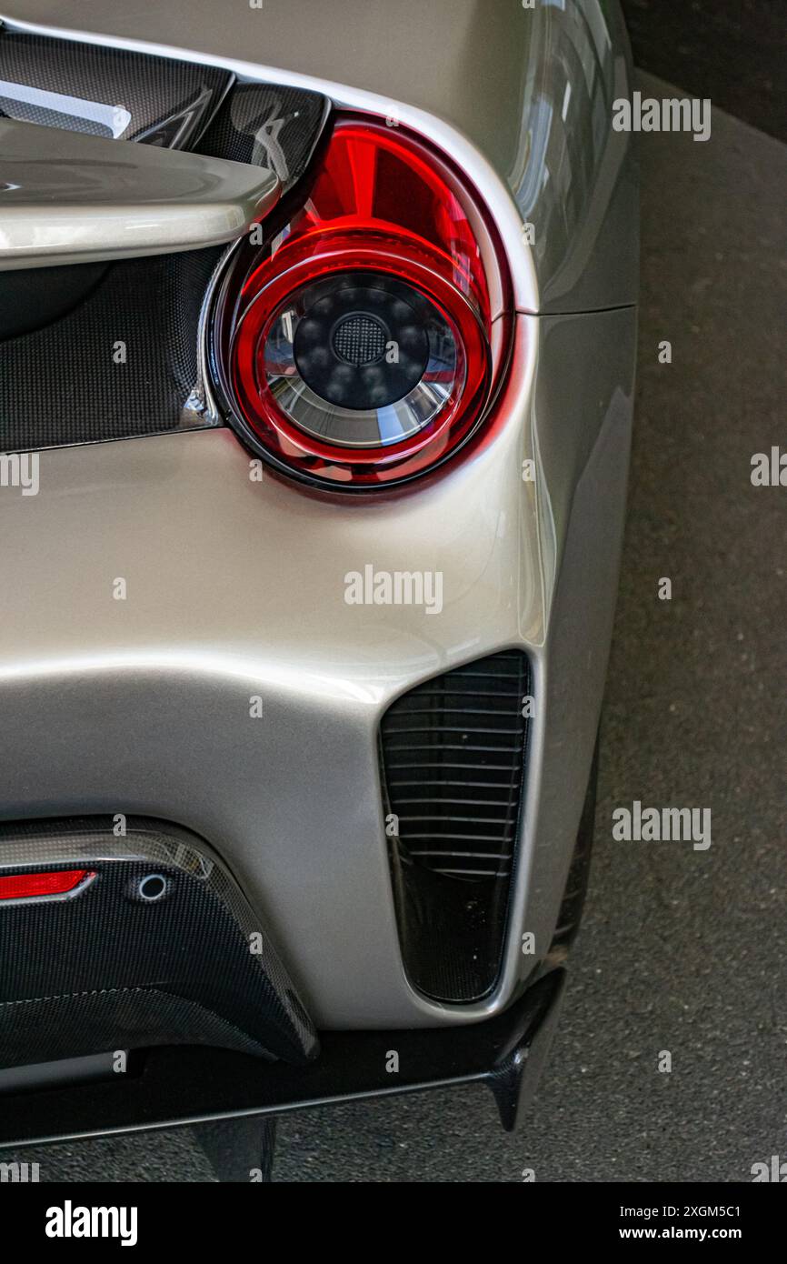 Silberne Ferrari 488 Pista Tailor made Heckleuchte fokussierte Aufnahme – High Resolution Stockfoto