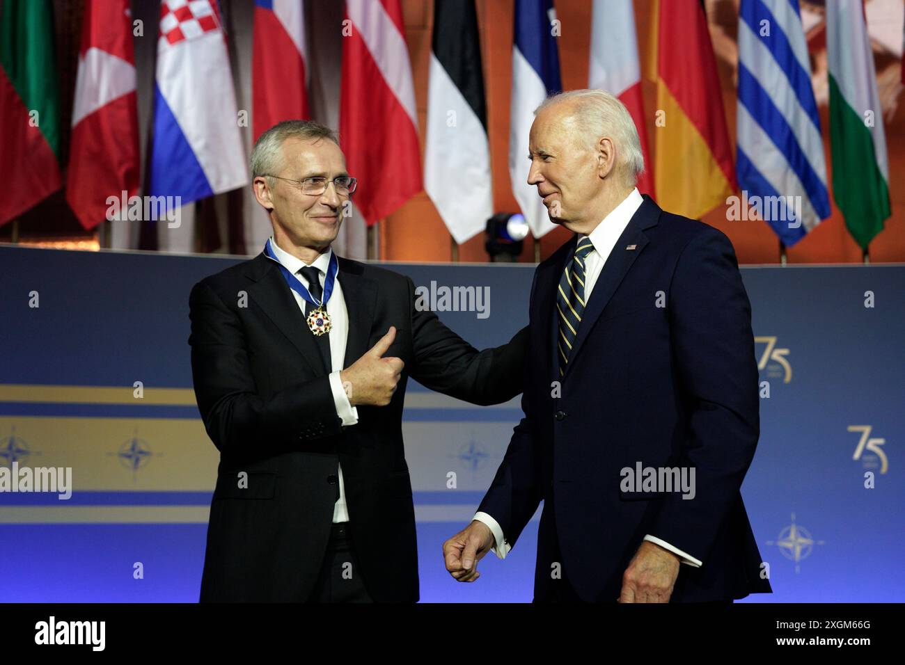 US-Präsident Joe Biden vergibt die Presidential Medal of Freedom an NATO-Generalsekretär Jens Stoltenberg, nachdem er am 9. Juli 2024 im Andrew W. Mellon Auditorium in Washington zum 75. Jahrestag der NATO gesprochen hatte. Guthaben: Yuri Gripas/Pool über CNP Stockfoto