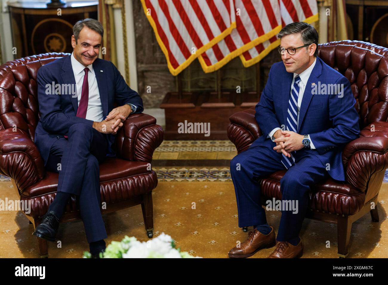 Kyriakos Mitsotakis, griechischer Premierminister, trifft sich mit dem Sprecher des US-Repräsentantenhauses Mike Johnson (Republikaner von Louisiana) im Kapitolgebäude in Washington DC, während er diese Woche am Dienstag, den 9. Juli 2024, zum NATO-Gipfel reist. Quelle: Aaron Schwartz/CNP Stockfoto