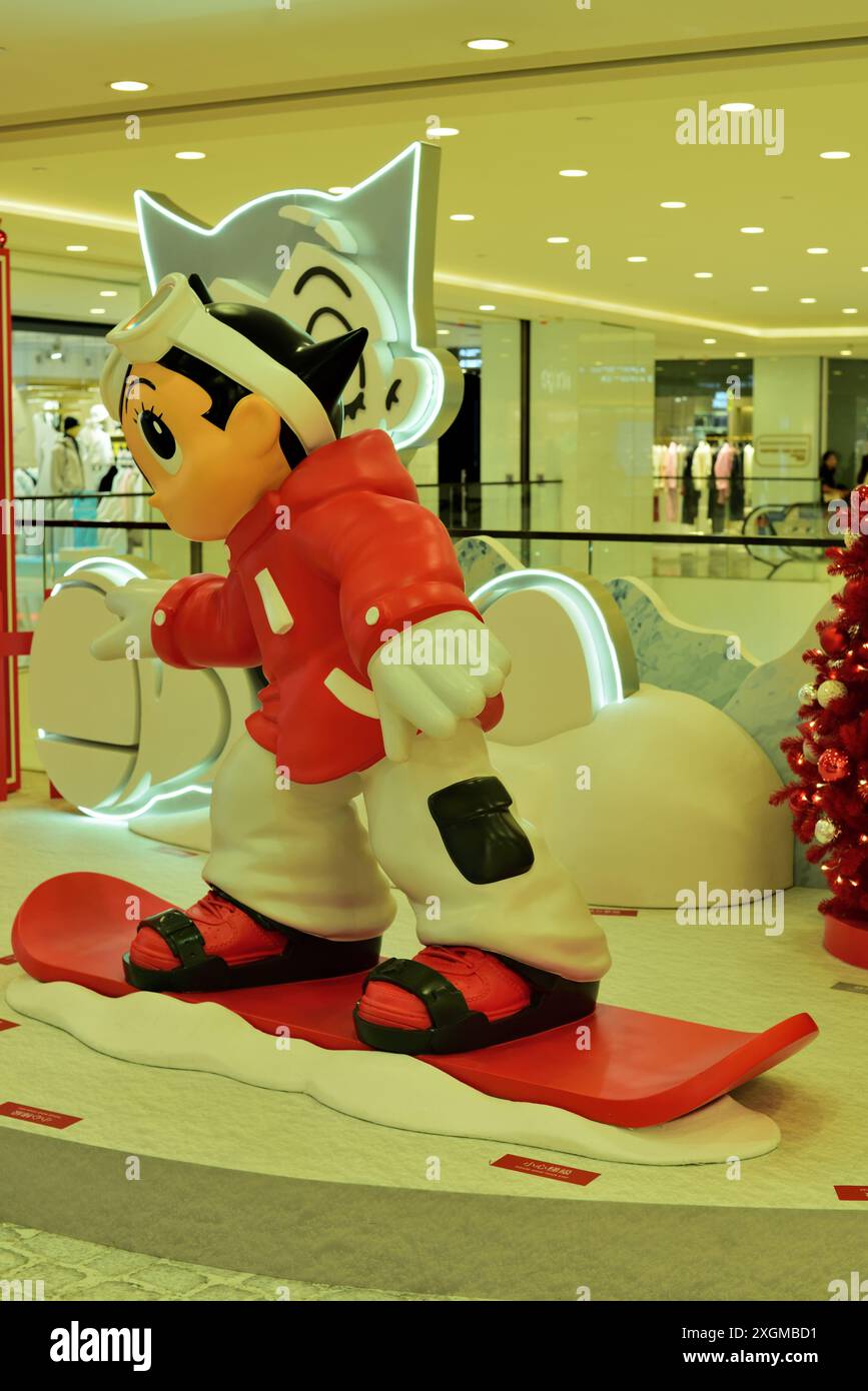 Ausstellung von Astro Boy Rides Snowboard in einer Einkaufspassage in Hongkong Stockfoto