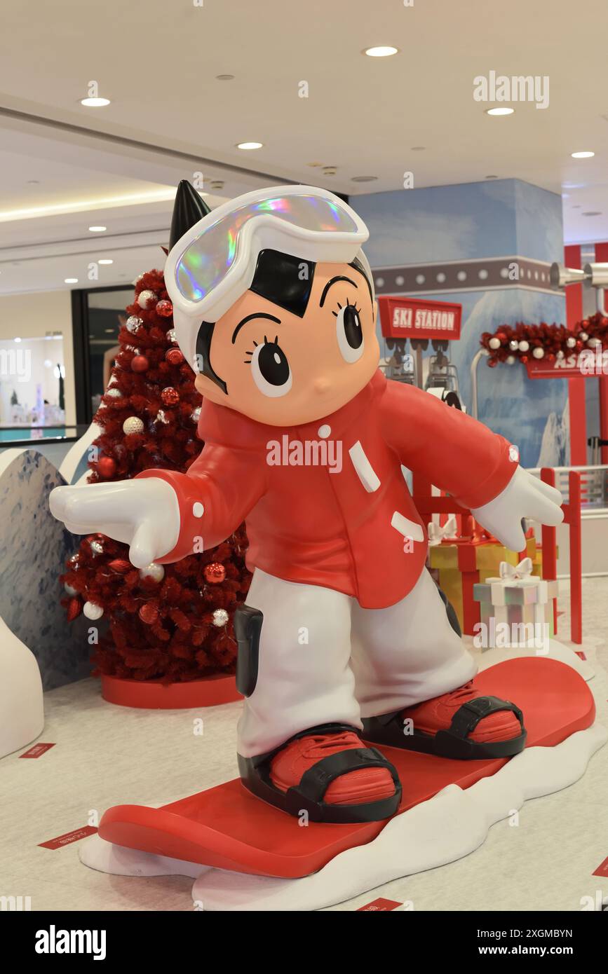 Ausstellung von Astro Boy Rides Snowboard in einer Einkaufspassage in Hongkong Stockfoto