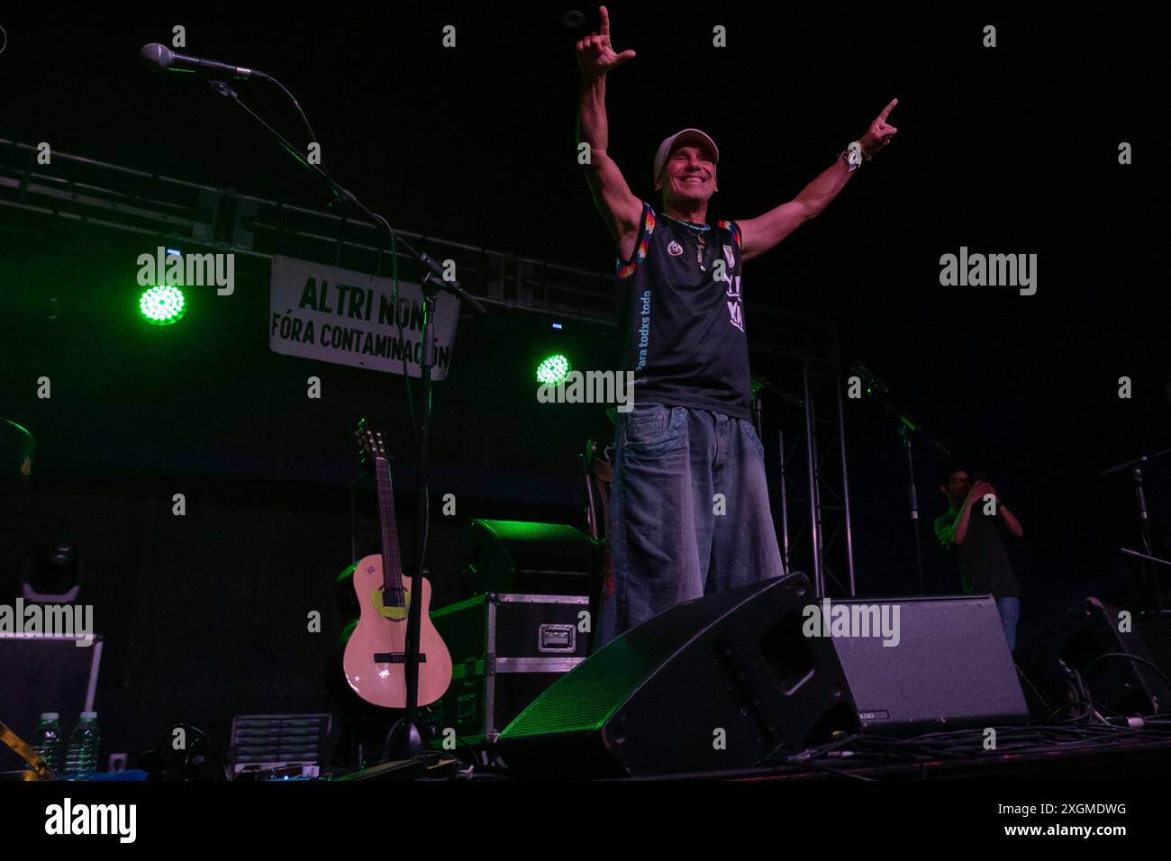 Lugo, Galicien, Spanien. Juli 2024. Manu Chao tritt während des Akustikkonzerts auf, das er in der Tebras Konzerthalle in der Hauptstadt Lugo anbietet. Der Künstler lädt die Öffentlichkeit auf die Bühne ein, die ein Banner gegen die Firma Altri zeigen, die eine Zellstofffabrik in Galicien bauen will. Lugo, Galicien, Spanien, am 9. Juli 2024. (Foto: Cristian Leyva/NurPhoto) Credit: NurPhoto SRL/Alamy Live News Stockfoto