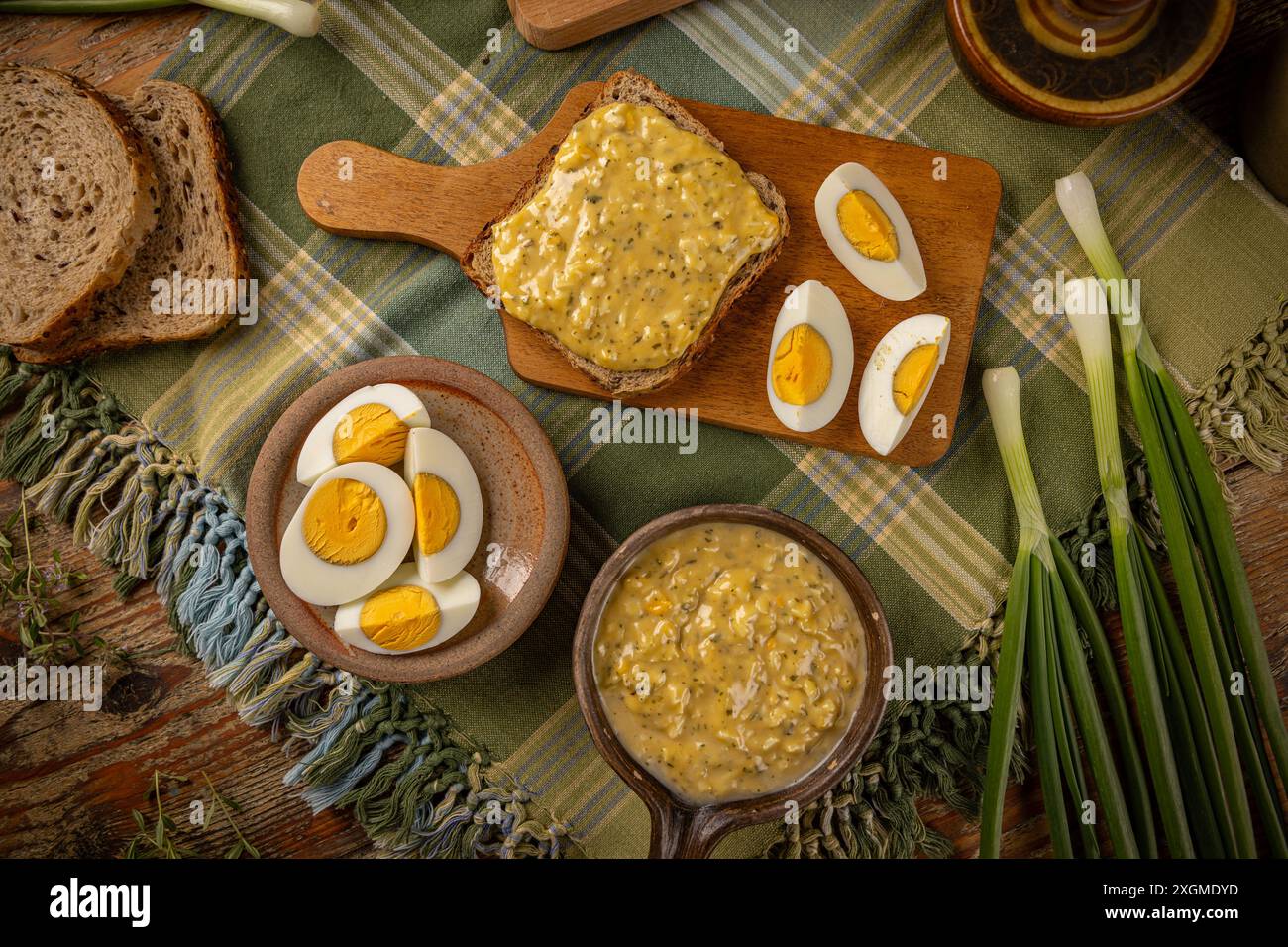 Eieraufstrich mit Mayonnaise auf dem Frühstückstisch Stockfoto