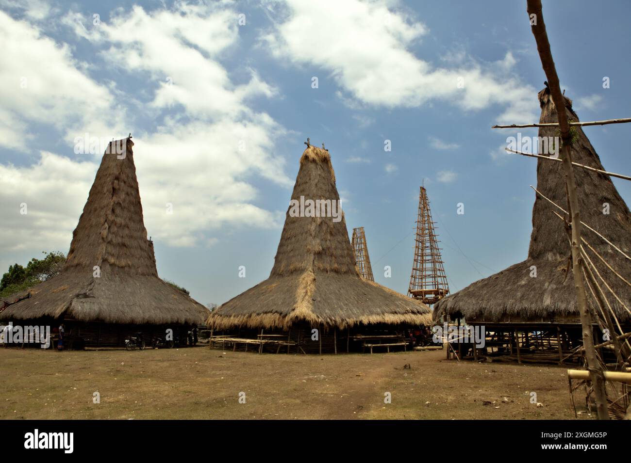 Volkshäuser in Ratenggaro, einem indigenen Dorf in Umbu Ngedo, Kodi Bangedo, Südwesten Sumbas, Ost-Nusa Tenggara, Indonesien. Auf einer Tagung der Generalversammlung im Dezember 2023 haben die Vereinten Nationen ihre Besorgnis über die Veruntreuung und den Missbrauch des kulturellen Erbes der indigenen Völker zum Ausdruck gebracht. Die Vereinten Nationen bekräftigen, dass die indigenen Völker das Recht haben, ihr kulturelles Erbe, ihr traditionelles Wissen und ihre traditionellen kulturellen Ausdrucksformen zu erhalten, zu kontrollieren, zu schützen und zu entwickeln. In einem dazugehörigen Dokument heißt es, dass "die Staaten gemeinsam mit den indigenen Völkern wirksame Maßnahmen ergreifen Stockfoto