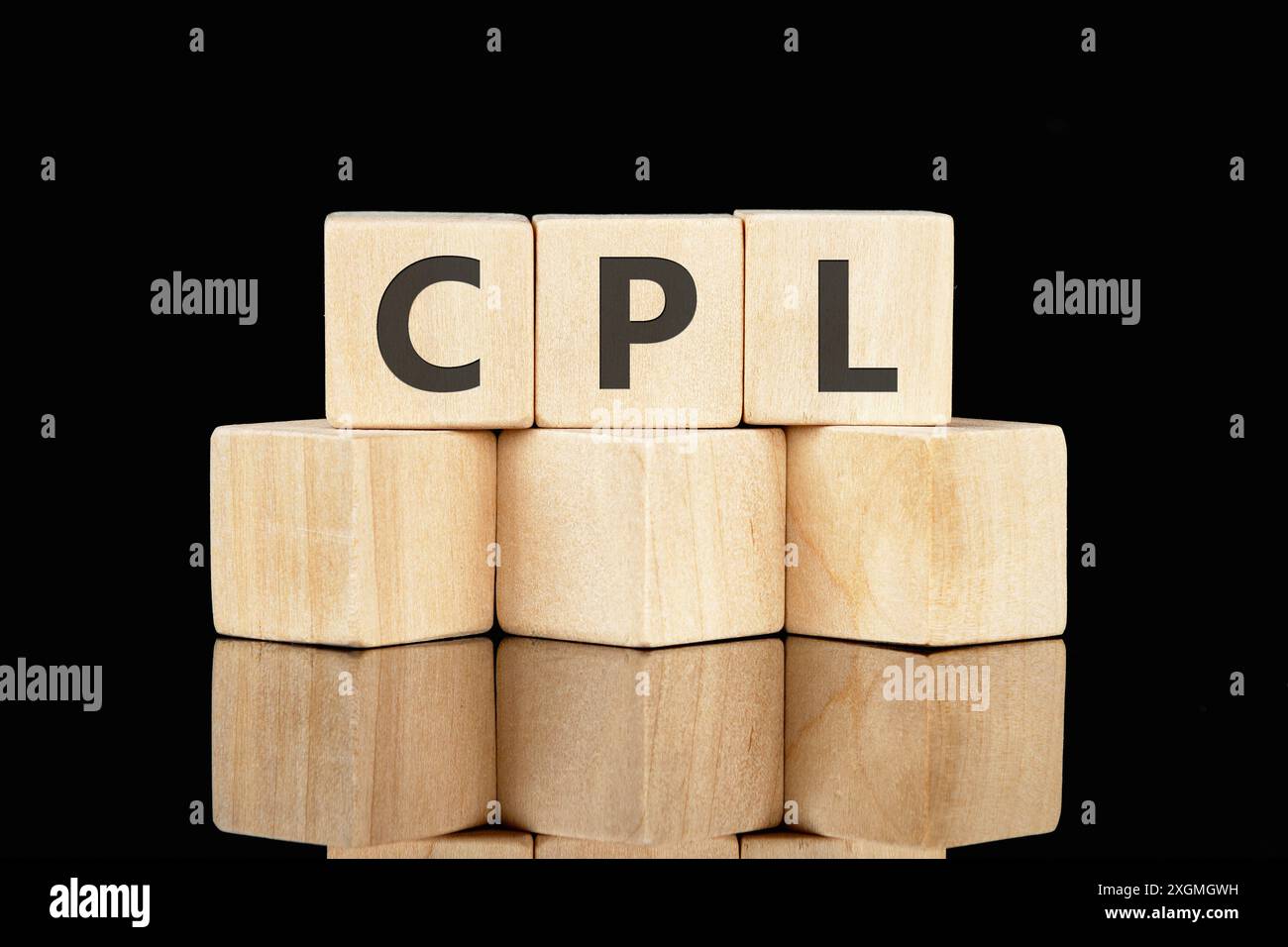 CPL Cost per Lead Akronym, Business Concept CPL Wort, zusammengesetzt aus Holzwürfeln auf einem glänzend schwarzen Hintergrund Stockfoto