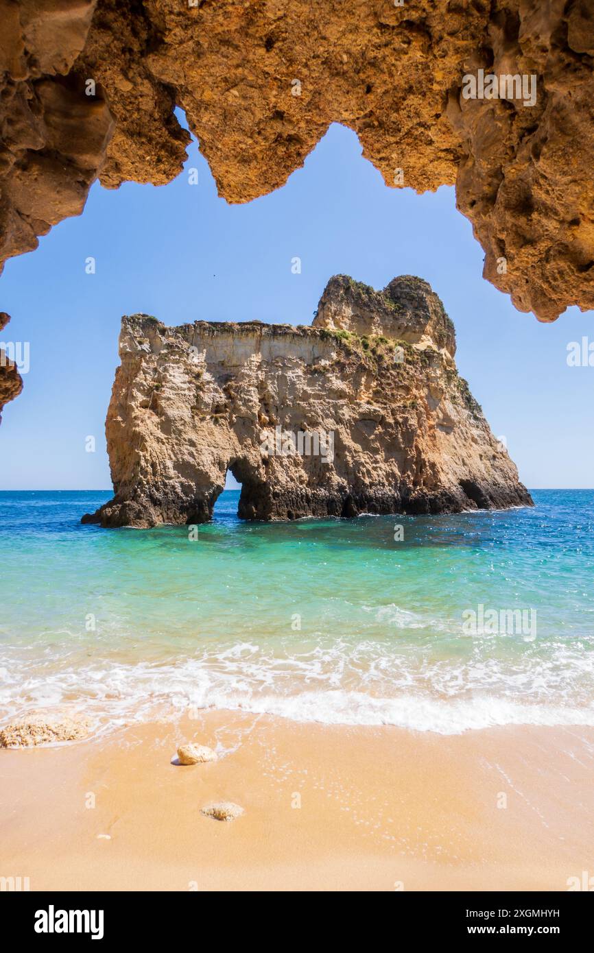 Kleiner, himmlischer und schwer zugänglicher Strand, vertikal aus den Felsen fotografiert, in der Nähe von Portimão an der Algarve in Portugal Stockfoto