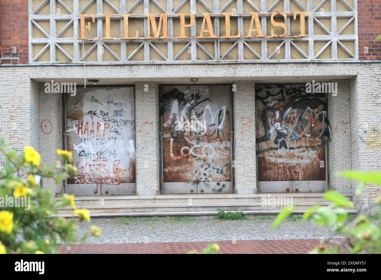 Blick am Montag 08.07.2024 in Grevesmühlen Landkreis Nordwestmecklenburg auf den ehemaligen Filmpalast. In Mecklenburg Vorpommern haben nach der Wende zahlreiche Lichtspielhäuser geschlossen. Und noch immer ist kein Ende abzusehen. Denn das Internet und die Streaming-Anbieter lassen kaum das wirtschaftliche Betreiben einer Lichtspielstätte zu. *** Blick auf das ehemalige Kinoschloss am Montag, 08 07 2024 in Grevesmühlen, Nordwestmecklenburg-Bezirk in Mecklenburg-Vorpommern, sind seit der Wiedervereinigung zahlreiche Kinos geschlossen und es ist noch kein Ende in Sicht, weil das Internet und die Streaming-Provi Stockfoto