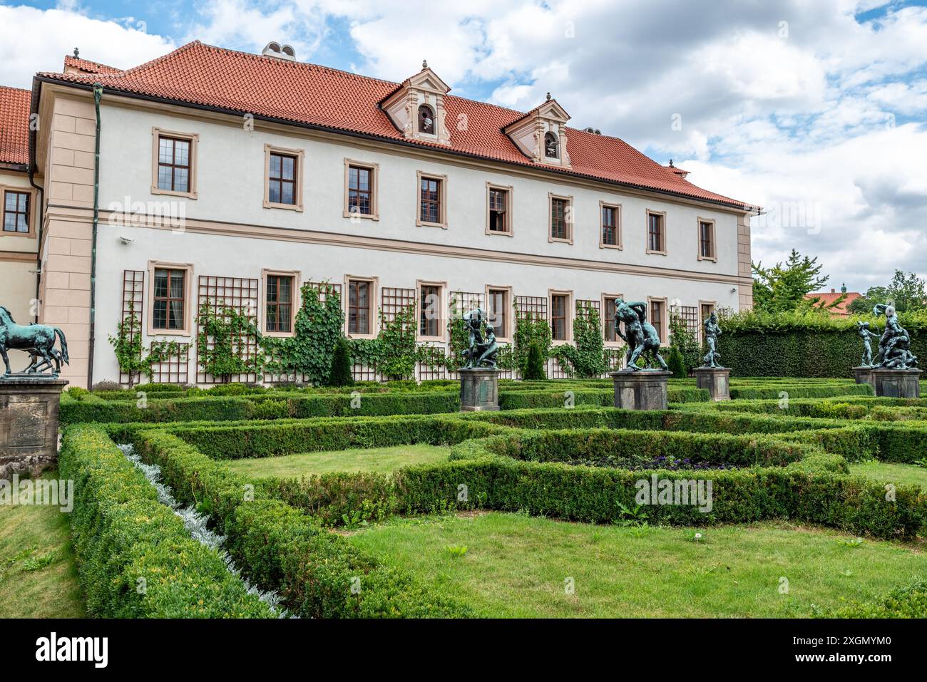 Waldsteingarten und barockes Schloss Wallenstein, das den Senat der Tschechischen Republik beherbergt, in Mala Strana, Prag, Tschechien Stockfoto