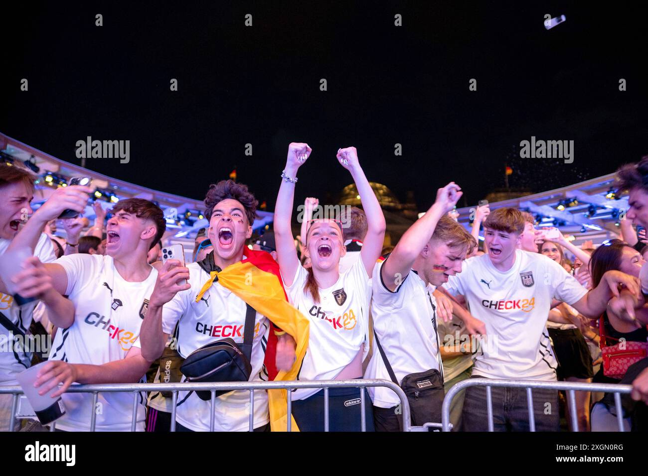 Deutsche Fußballfans feiern auf der Berliner Fanzone am Brandenburger Tor anlässlich des Fußballspiels Deutschland gegen Dänemark während der UEFA EURO 2024. / Deutsche Fußballfans feiern in der Berliner Fanzone am Brandenburger Tor anlässlich des Fußballspiels zwischen Deutschland und Dänemark während der UEFA EURO 2024. Schnappschuss-Fotografie/K.M.Krause *** Deutsche Fußballfans feiern in der Berliner Fanzone am Brandenburger Tor anlässlich des Fußballspiels zwischen Deutschland und Dänemark während der UEFA EURO 2024 feiern deutsche Fußballfans in der Berliner Fanzone am Brandenburger Tor Stockfoto