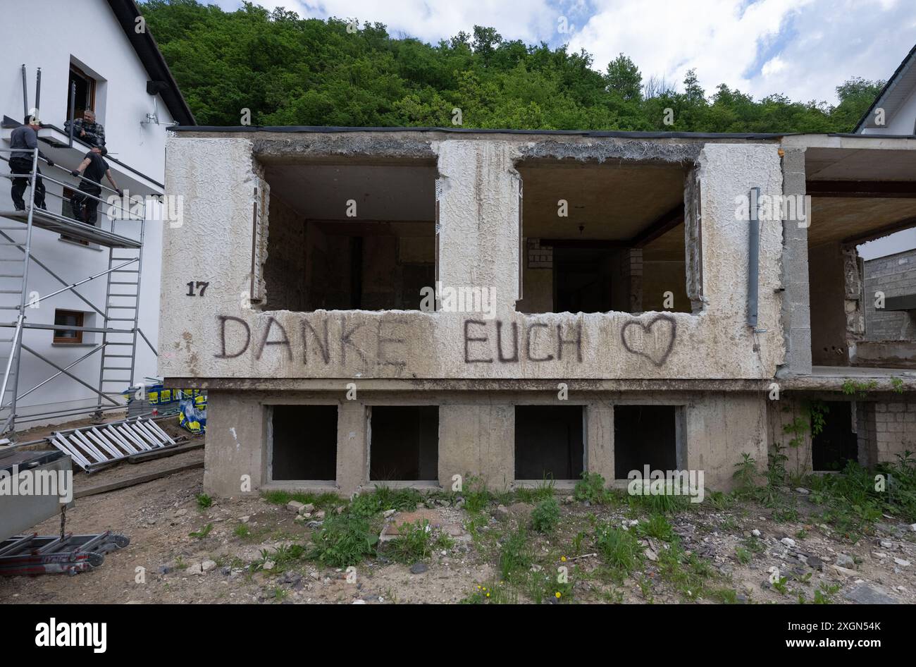 Dernau, Deutschland. Mai 2024. "Danke" steht auf der schlammigen Fassade eines zerstörten Hauses, dessen oberes Stockwerk nun entfernt wurde. Drei Jahre nach der Überschwemmungskatastrophe sind zahlreiche Häuser noch unbewohnbar. (Zu dpa 'Ohnmacht und Rückzug - das Ahrtal drei Jahre nach der Überschwemmungskatastrophe') Credit: Boris Roessler/dpa/Alamy Live News Stockfoto