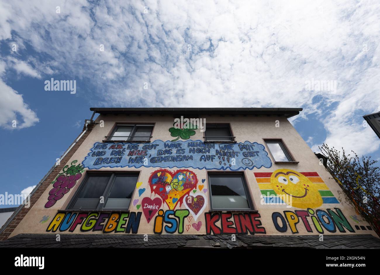 Dernau, Deutschland. Mai 2024. Nur die farbenfrohen Slogans an einer Hausfassade erinnern an die Arbeit tausender Helfer in den Wochen und Monaten nach der Überschwemmungskatastrophe im Sommer 2021. (Zu dpa 'Ohnmacht und Rückzug - das Ahrtal drei Jahre nach der Überschwemmungskatastrophe') Credit: Boris Roessler/dpa/Alamy Live News Stockfoto