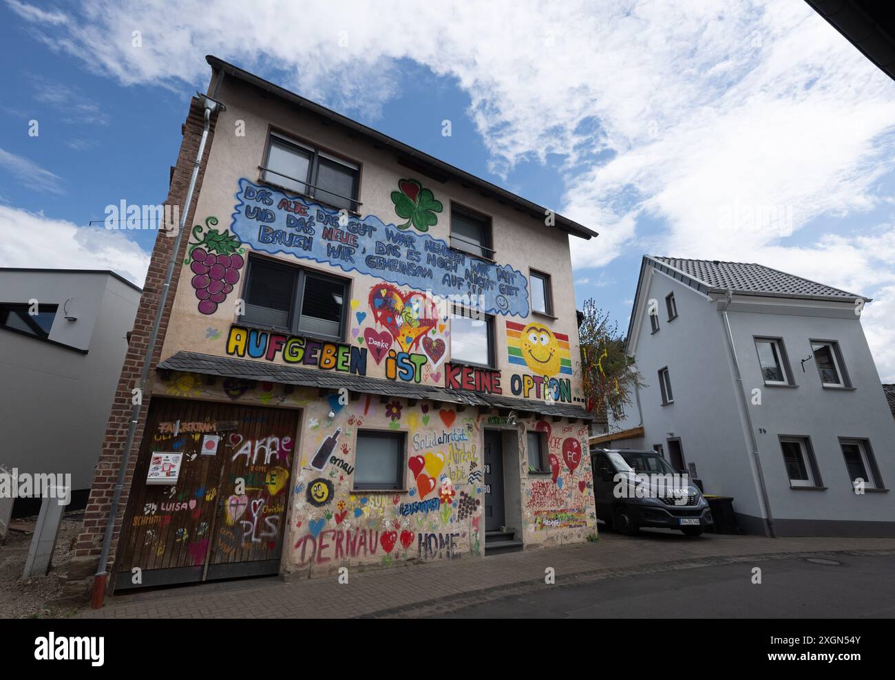 Dernau, Deutschland. Mai 2024. Nur die farbenfrohen Slogans an einer Hausfassade erinnern an die Arbeit tausender Helfer in den Wochen und Monaten nach der Überschwemmungskatastrophe im Sommer 2021. (Zu dpa 'Ohnmacht und Rückzug - das Ahrtal drei Jahre nach der Überschwemmungskatastrophe') Credit: Boris Roessler/dpa/Alamy Live News Stockfoto
