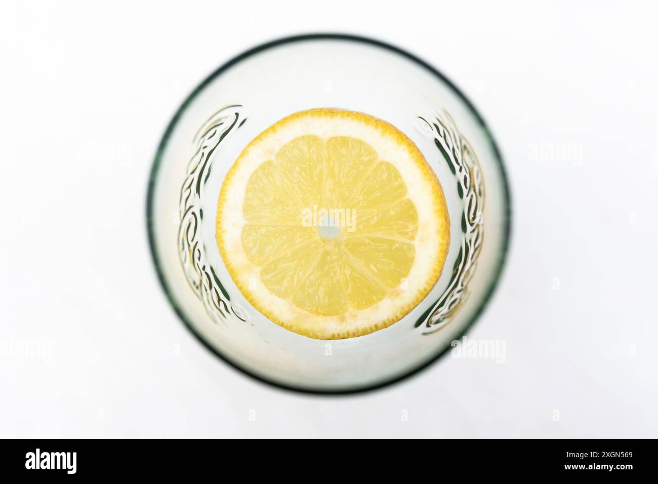 Zitronenscheibe in einem Coca-Cola-Glas Stockfoto