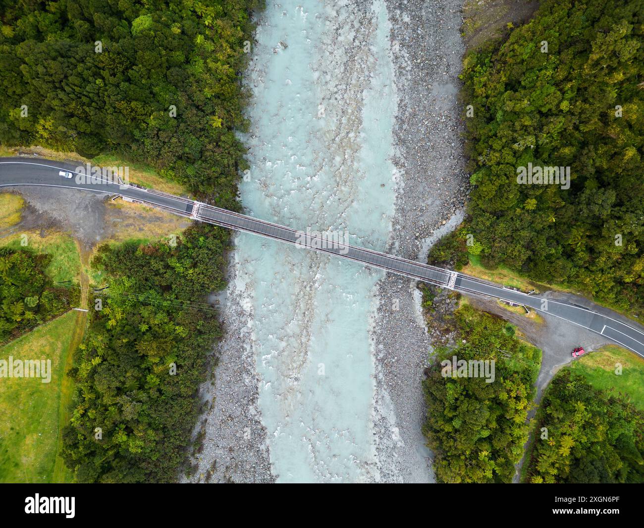 Fox Glacier, Neuseeland: Blick über die Drohne eines Autos, das die Brücke über den Karangarua River in der Nähe der Fox Glacier Town auf der Südinsel Neuseelands überquert Stockfoto