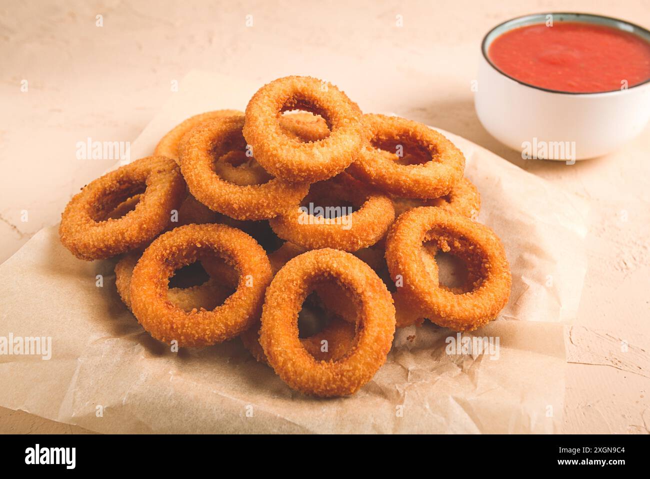 Gebratene Zwiebelringe, frittiert, Snack, keine Leute, selektiver Fokus Stockfoto