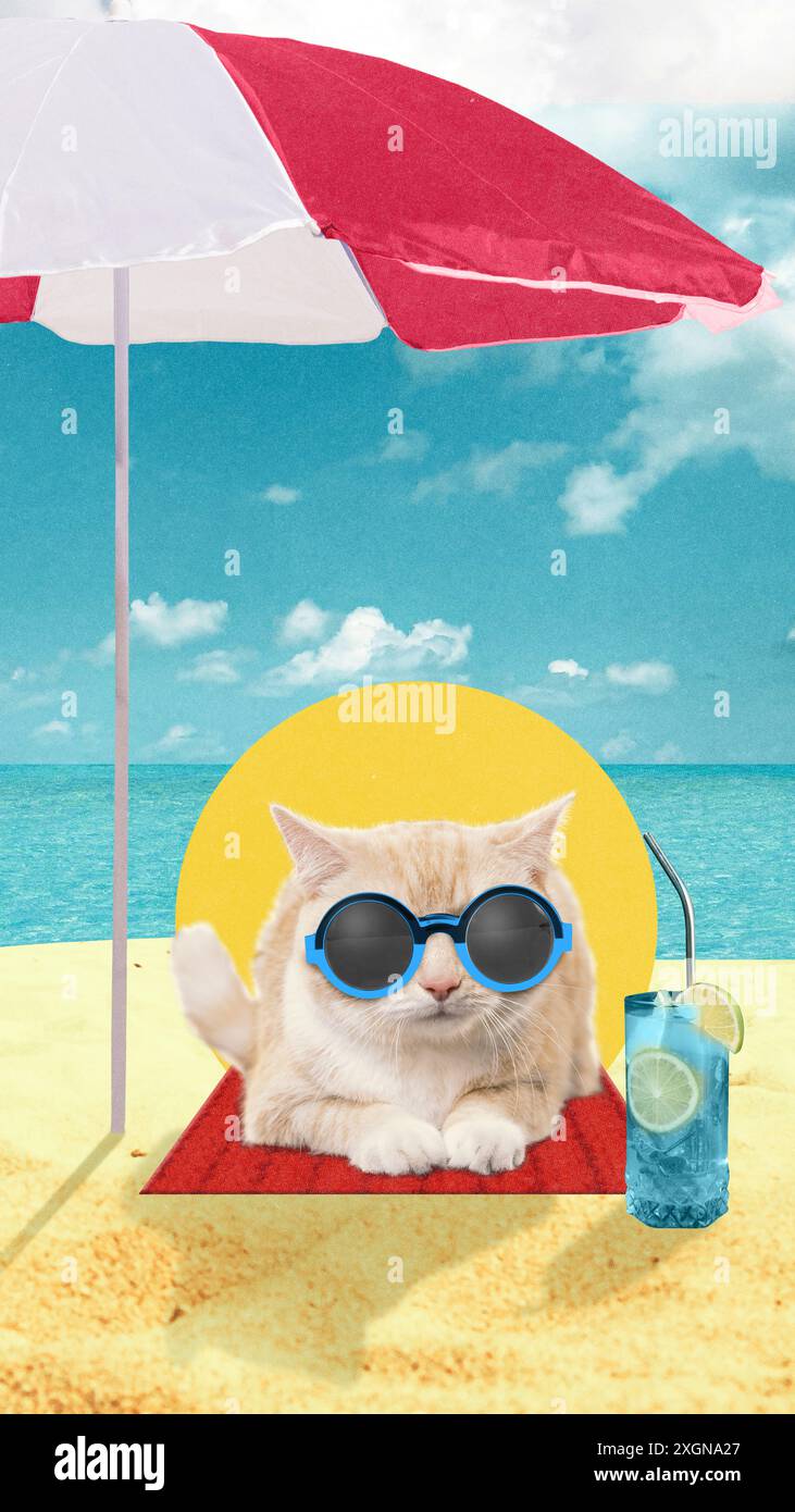 Entzückende reinrassige Katze in Sonnenbrille, die sich am Strand am Meer unter einem Sonnenschirm mit einem kühlen Cocktail entspannt. Zeitgenössische Kunstcollage. Stockfoto