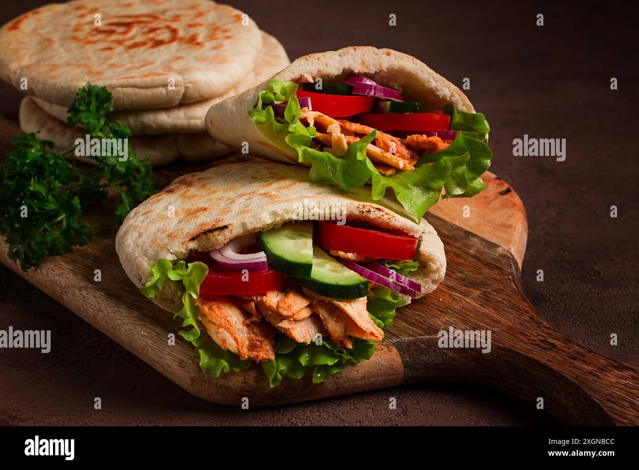 Shawarma in Pitabrot, Huhn, mit Gemüse, hausgemacht, keine Leute Stockfoto