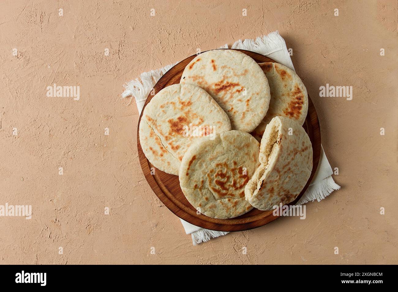 Pita-Brot, stapeln, auf dem Tisch, keine Leute Stockfoto