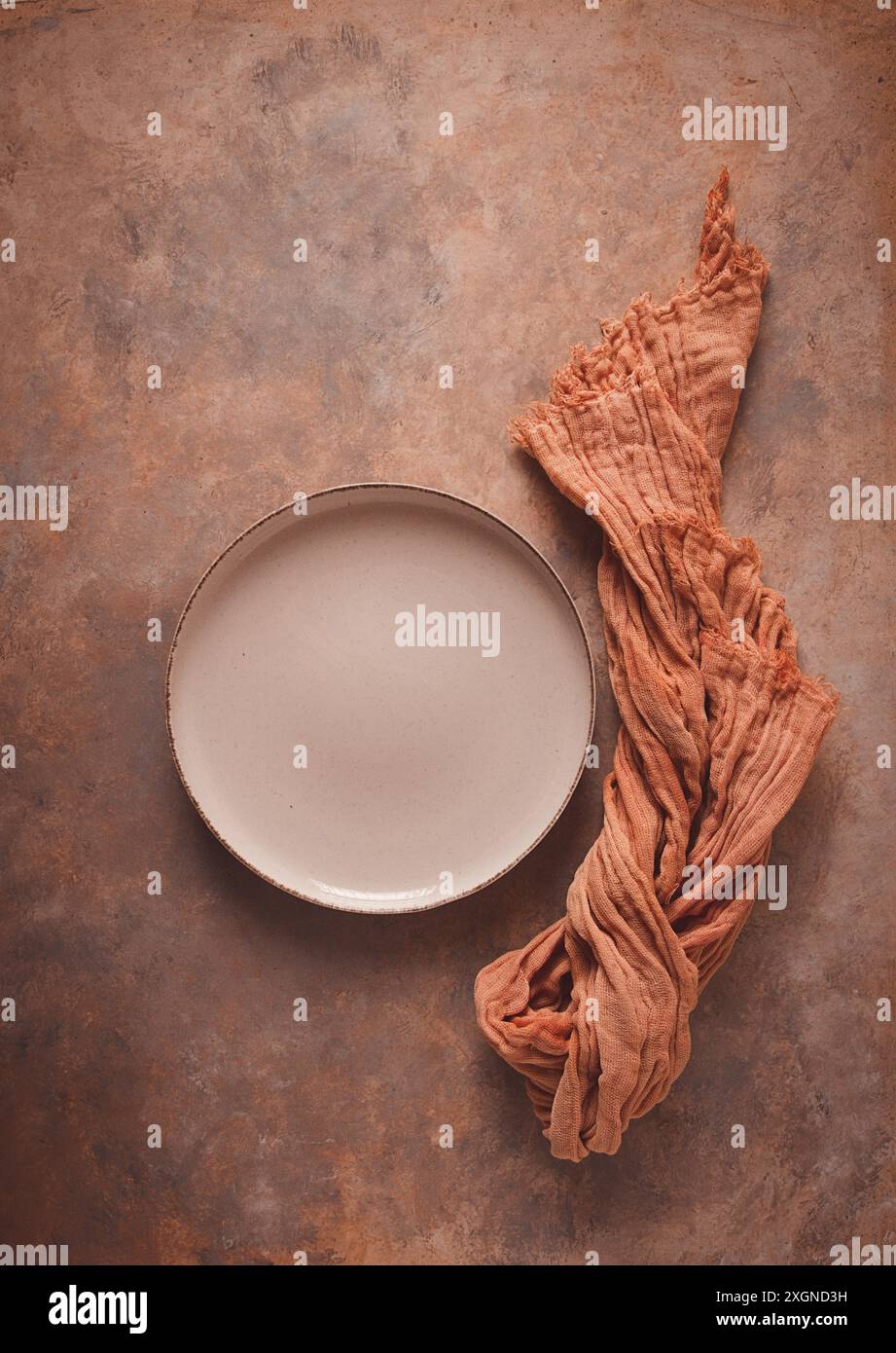 Beige Platte, leer, auf beige-braunem Hintergrund, Rosteffekt, keine Leute Stockfoto